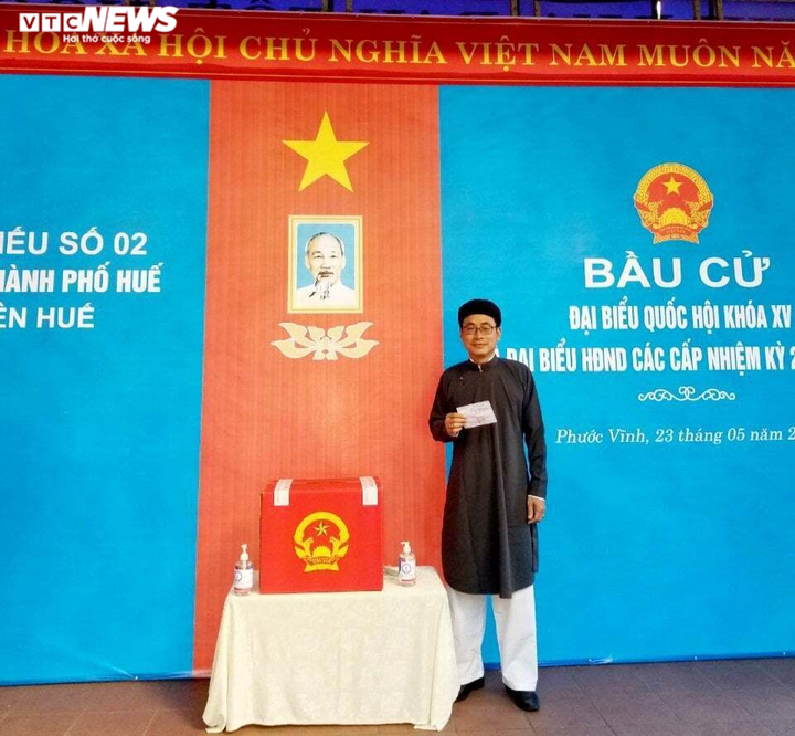 Ảnh: Cán bộ ở Huế mặc áo dài ngũ thân đi bầu ĐBQH và HĐND các cấp - 7