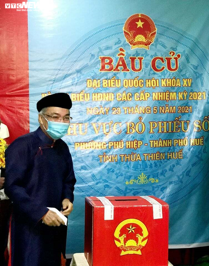 Ảnh: Cán bộ ở Huế mặc áo dài ngũ thân đi bầu ĐBQH và HĐND các cấp - 6