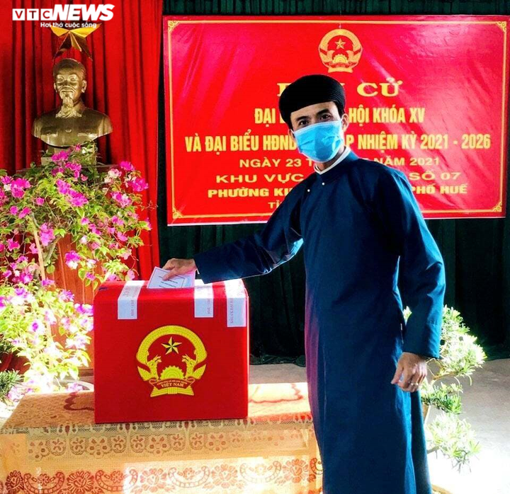 Ảnh: Cán bộ ở Huế mặc áo dài ngũ thân đi bầu ĐBQH và HĐND các cấp - 3