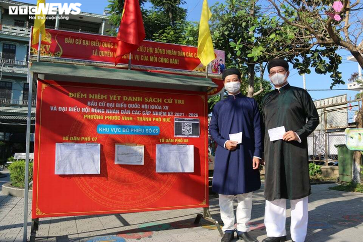 Ảnh: Cán bộ ở Huế mặc áo dài ngũ thân đi bầu ĐBQH và HĐND các cấp - 5