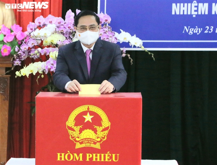 Ảnh: Lãnh đạo Đảng, Nhà nước đi bầu cử, thực hiện quyền, nghĩa vụ công dân - 9