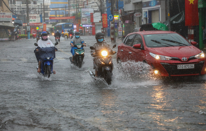 Ảnh: Mưa lớn ở TP.HCM, chợ Thủ Đức ngập trong biển nước - 5