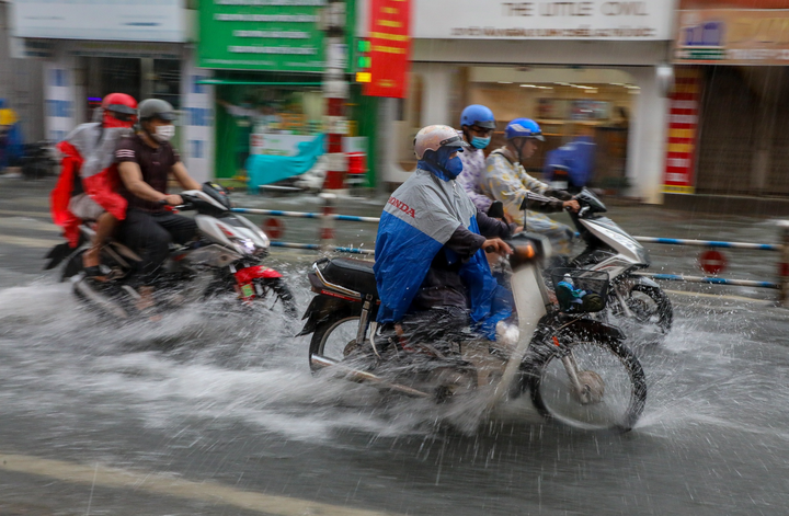 Ảnh: Mưa lớn ở TP.HCM, chợ Thủ Đức ngập trong biển nước - 6