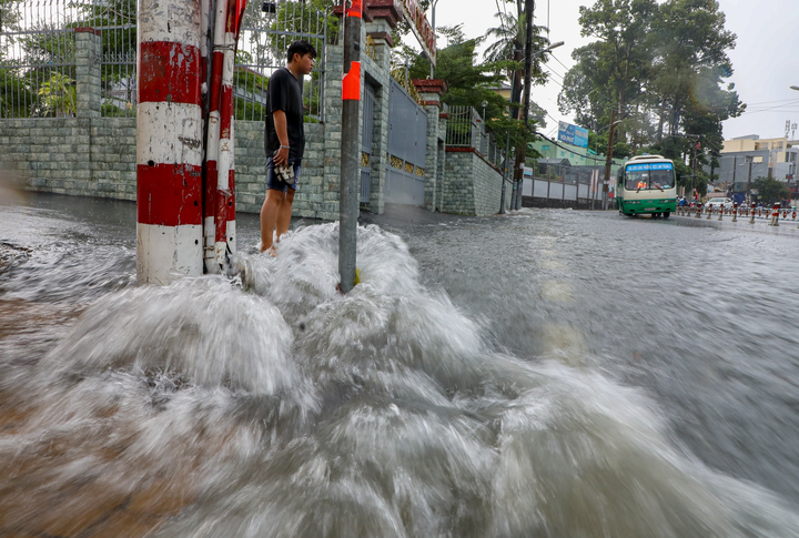 Ảnh: Mưa lớn ở TP.HCM, chợ Thủ Đức ngập trong biển nước - 8