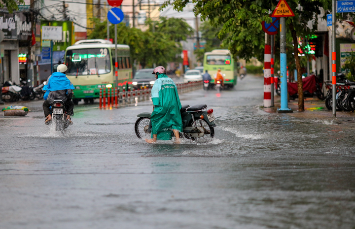 Ảnh: Mưa lớn ở TP.HCM, chợ Thủ Đức ngập trong biển nước - 9