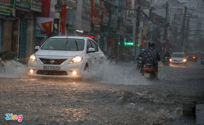 Ảnh: Mưa lớn ở TP.HCM, chợ Thủ Đức ngập trong biển nước - 2