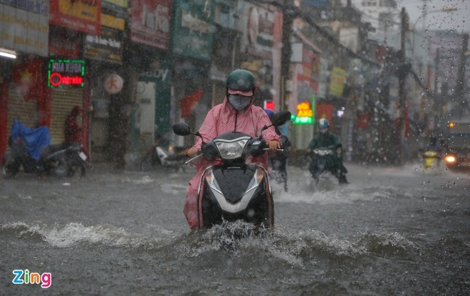 Ảnh: Mưa lớn ở TP.HCM, chợ Thủ Đức ngập trong biển nước - 1