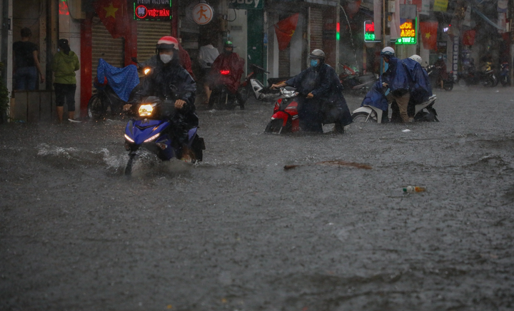 Ảnh: Mưa lớn ở TP.HCM, chợ Thủ Đức ngập trong biển nước - 3