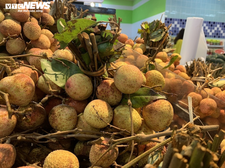 Vải đầu mùa bán tràn Hà Nội: Hút khách từ 'chợ mạng', ven đường đến siêu thị - 18