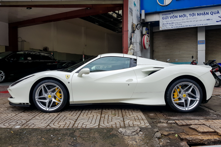 Ferrari F8 Spider với màu sơn đặc biệt tại Việt Nam - 4