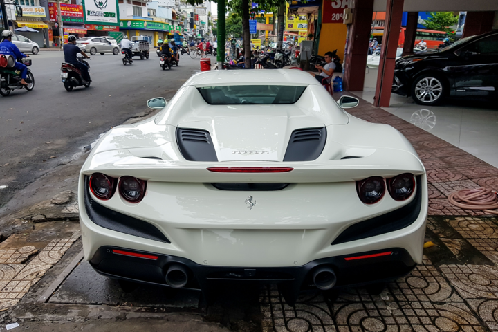 Ferrari F8 Spider với màu sơn đặc biệt tại Việt Nam - 7