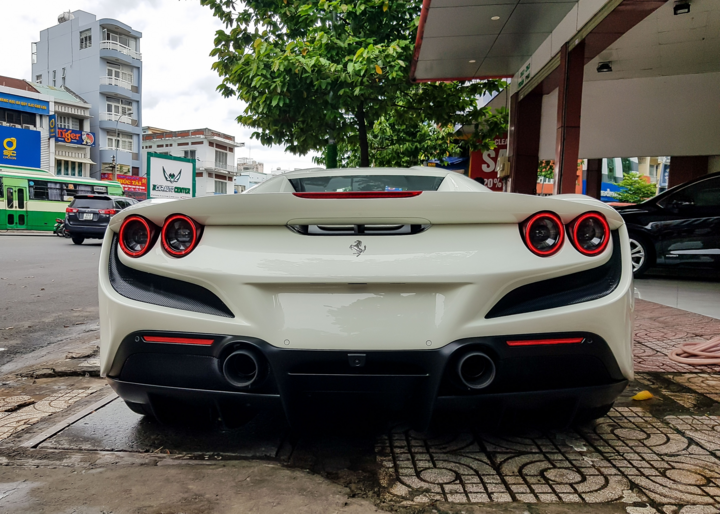 Ferrari F8 Spider với màu sơn đặc biệt tại Việt Nam - 10