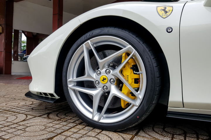 Ferrari F8 Spider với màu sơn đặc biệt tại Việt Nam - 5