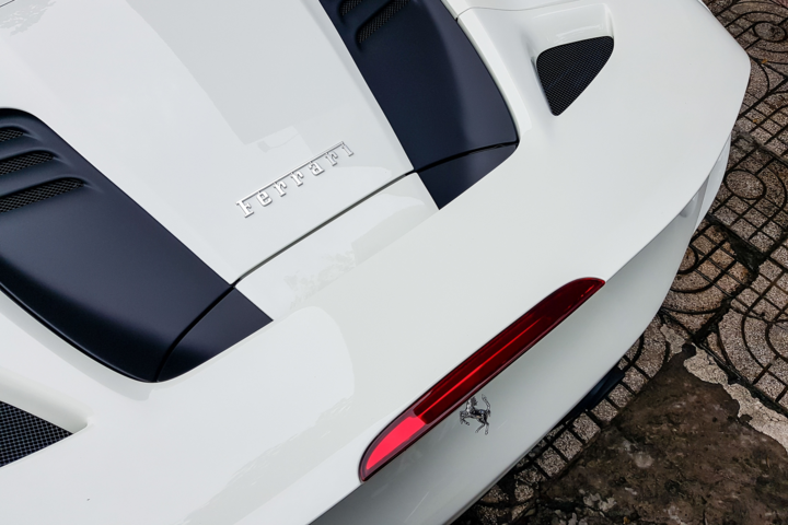 Ferrari F8 Spider với màu sơn đặc biệt tại Việt Nam - 12