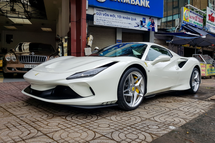 Ferrari F8 Spider với màu sơn đặc biệt tại Việt Nam - 13