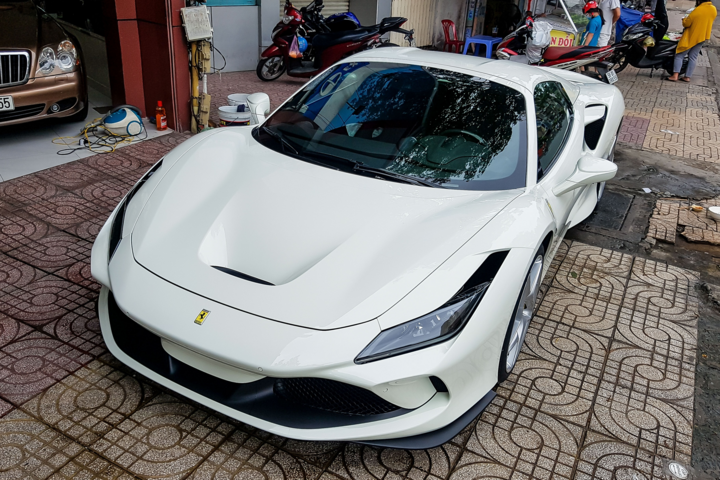 Ferrari F8 Spider với màu sơn đặc biệt tại Việt Nam - 3