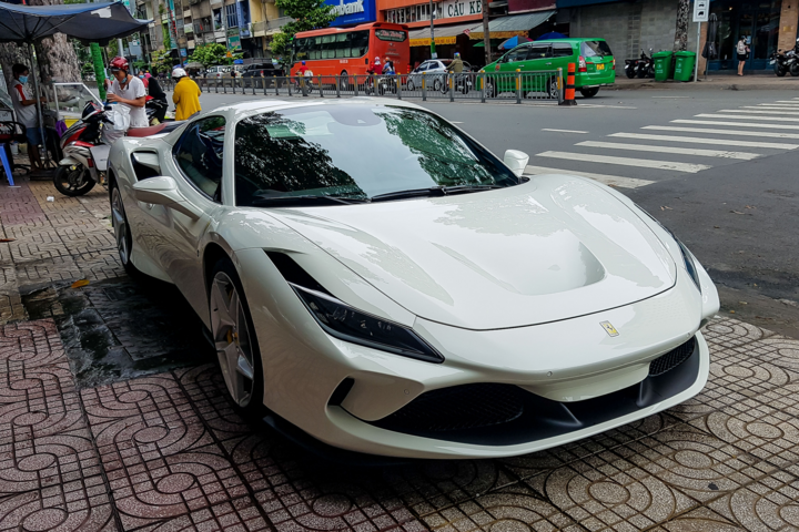 Ferrari F8 Spider với màu sơn đặc biệt tại Việt Nam - 11