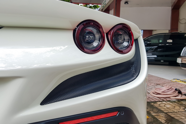 Ferrari F8 Spider với màu sơn đặc biệt tại Việt Nam - 9