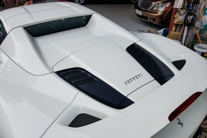 Ferrari F8 Spider với màu sơn đặc biệt tại Việt Nam - 8