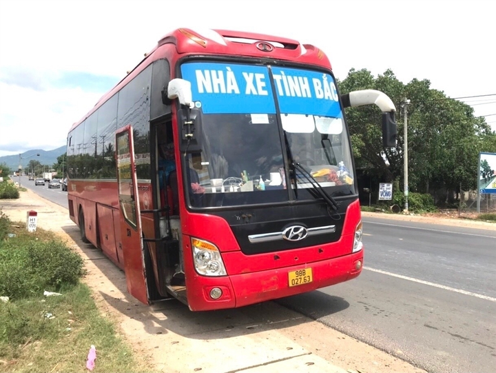 Kẻ dùng thẻ công vụ giả đòi vào gặp 5 người Trung Quốc đang cách ly khai gì? - 2