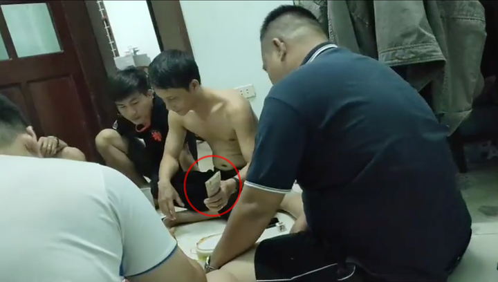 Clip cán bộ xã ở Bà Rịa - Vũng Tàu chơi xóc bầu cua ăn tiền tại trụ sở - 1