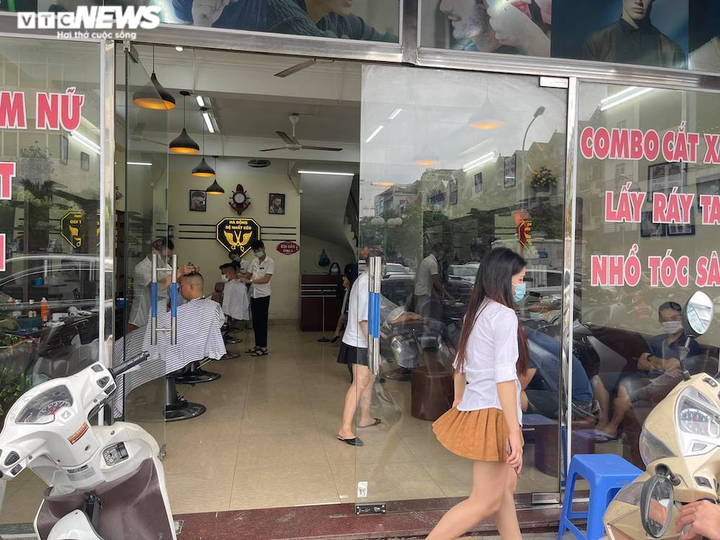 Hà Nội: Khách ồ ạt kéo đến, quán cắt tóc kín chỗ trước giờ đóng cửa - 4