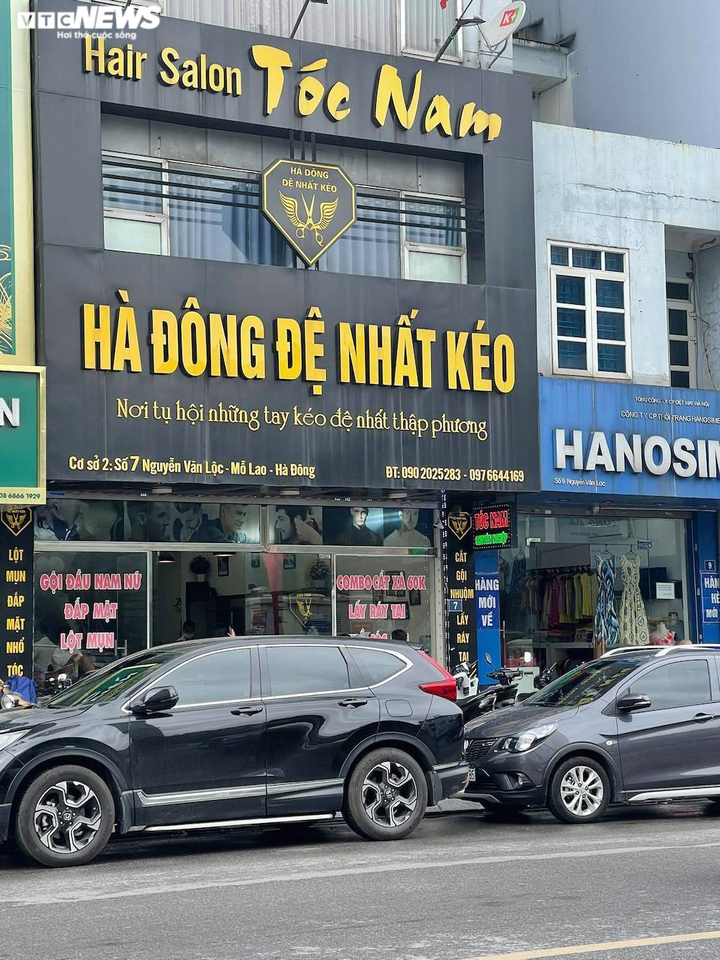 Hà Nội: Khách ồ ạt kéo đến, quán cắt tóc kín chỗ trước giờ đóng cửa - 3