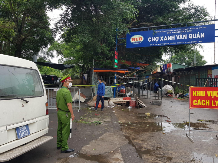 Hà Nội phong tỏa chợ Xanh Văn Quán liên quan ca nghi mắc COVID-19 - 1