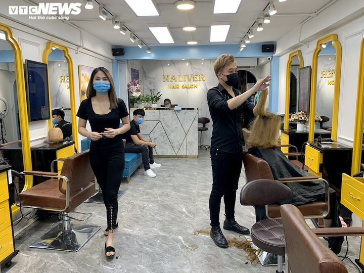 Hà Nội: Khách ồ ạt kéo đến, quán cắt tóc kín chỗ trước giờ đóng cửa - 5