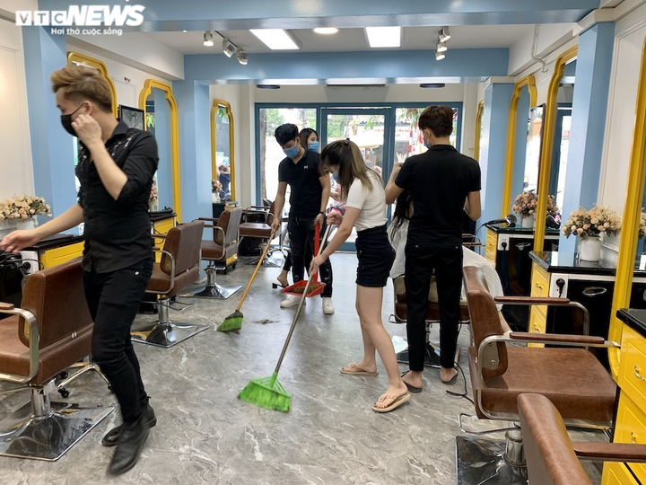 Hà Nội: Khách ồ ạt kéo đến, quán cắt tóc kín chỗ trước giờ đóng cửa - 6