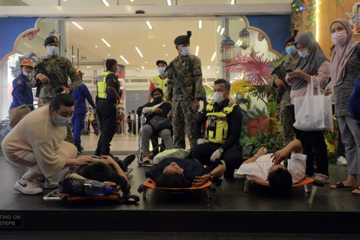 Malaysia: Hai đoàn tàu đối đầu trong đường hầm, hơn 200 người bị thương - 1