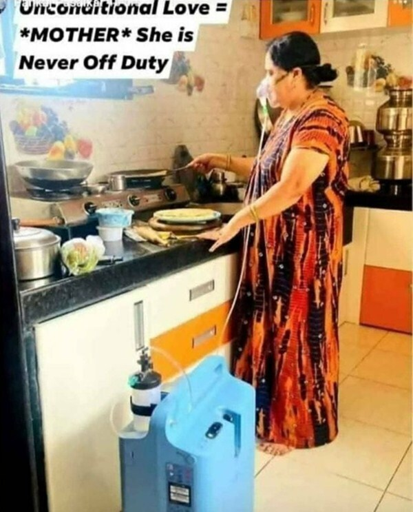 Dư luận Ấn Độ phẫn nộ với hình ảnh người mẹ đeo máy thở vẫn phải nấu cơm - 1