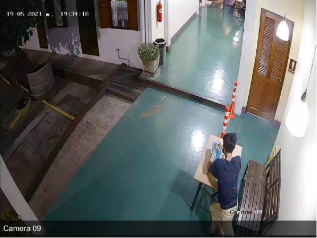 Bị truy tìm vì ăn cắp vòng của mèo, kẻ trộm trả lại đồ kèm theo tiền lãi - 2