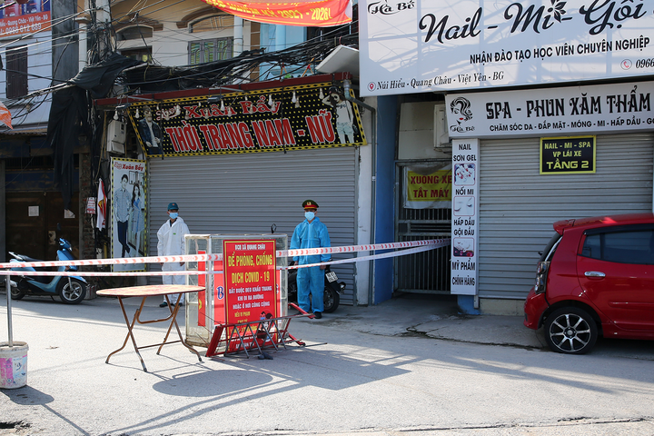 Ảnh: PTT Vũ Đức Đam kiểm tra một số điểm cách ly, phong toả ở tâm dịch Bắc Giang - 2