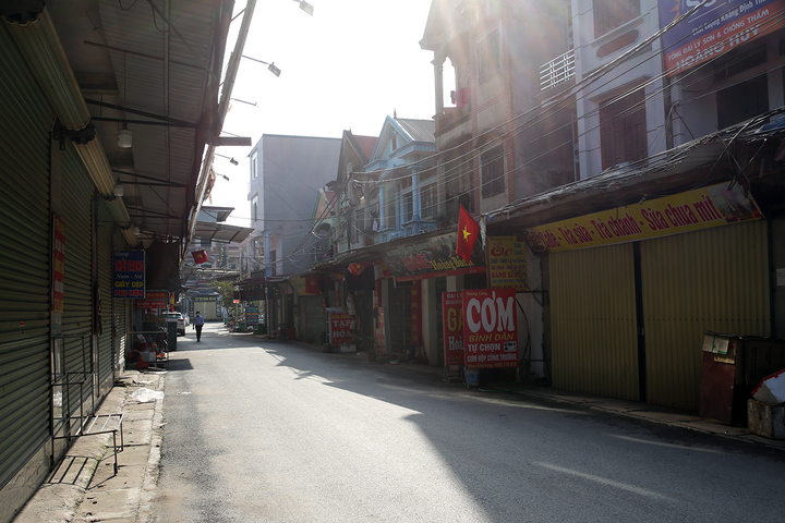 Ảnh: PTT Vũ Đức Đam kiểm tra một số điểm cách ly, phong toả ở tâm dịch Bắc Giang - 3