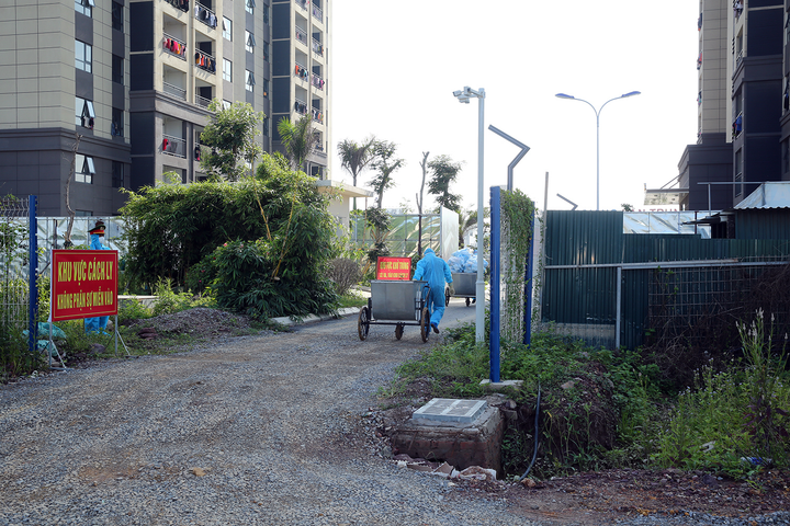 Ảnh: PTT Vũ Đức Đam kiểm tra một số điểm cách ly, phong toả ở tâm dịch Bắc Giang - 6