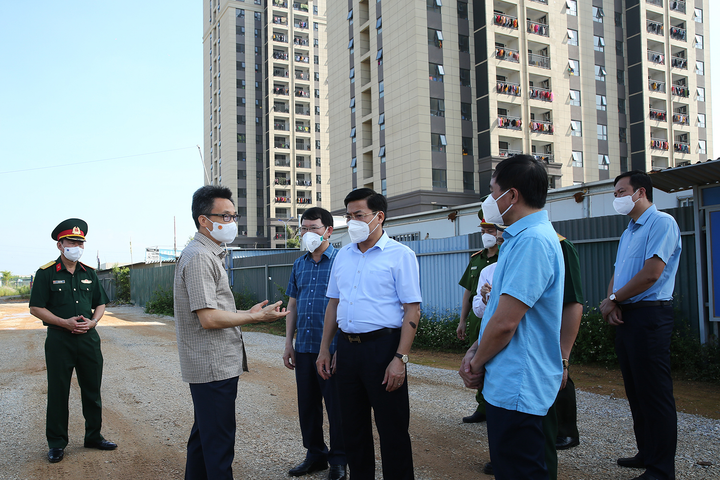 Ảnh: PTT Vũ Đức Đam kiểm tra một số điểm cách ly, phong toả ở tâm dịch Bắc Giang - 7