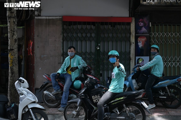 Hà Nội: Shipper tấp nập mua đồ cho khách, nhiều người chủ quan không giãn cách - 4