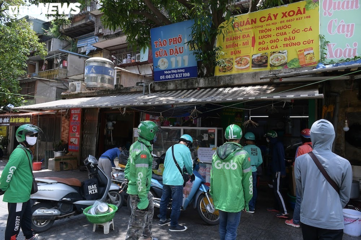 Hà Nội: Shipper tấp nập mua đồ cho khách, nhiều người chủ quan không giãn cách - 5