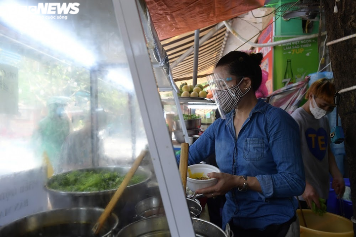 Hà Nội: Shipper tấp nập mua đồ cho khách, nhiều người chủ quan không giãn cách - 6