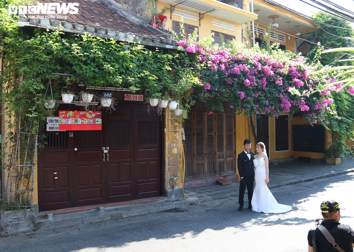 Ảnh: Dỡ lệnh cấm phục vụ tại chỗ, nhà hàng, quán cà phê ở Hội An đóng cửa im lìm - 3