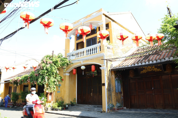 Ảnh: Dỡ lệnh cấm phục vụ tại chỗ, nhà hàng, quán cà phê ở Hội An đóng cửa im lìm - 10