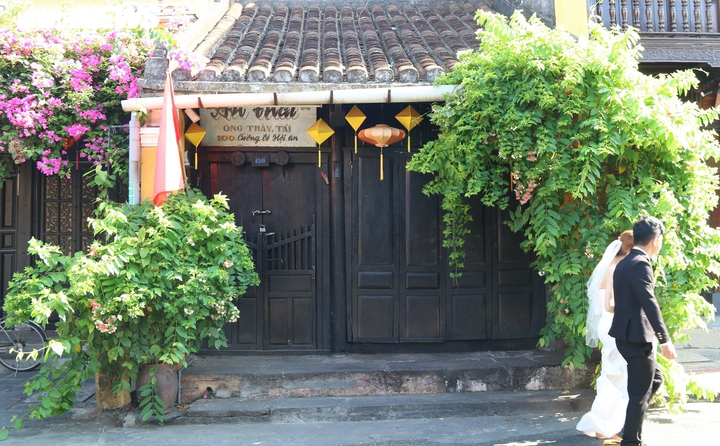 Ảnh: Dỡ lệnh cấm phục vụ tại chỗ, nhà hàng, quán cà phê ở Hội An đóng cửa im lìm - 4