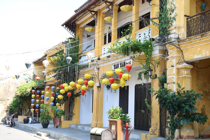 Ảnh: Dỡ lệnh cấm phục vụ tại chỗ, nhà hàng, quán cà phê ở Hội An đóng cửa im lìm - 6