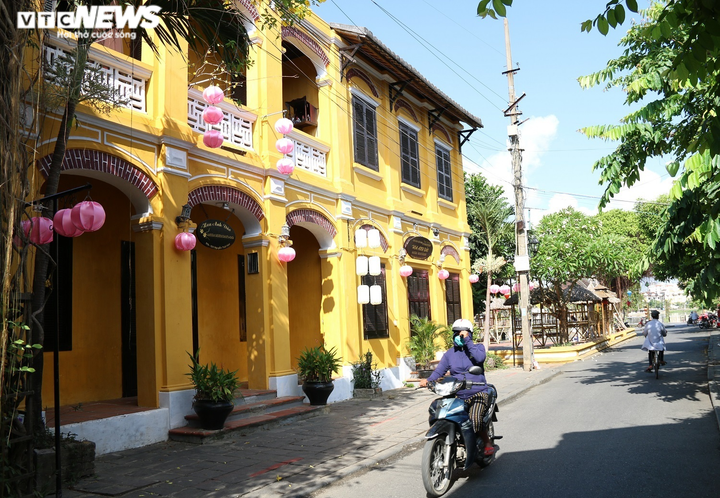 Ảnh: Dỡ lệnh cấm phục vụ tại chỗ, nhà hàng, quán cà phê ở Hội An đóng cửa im lìm - 5