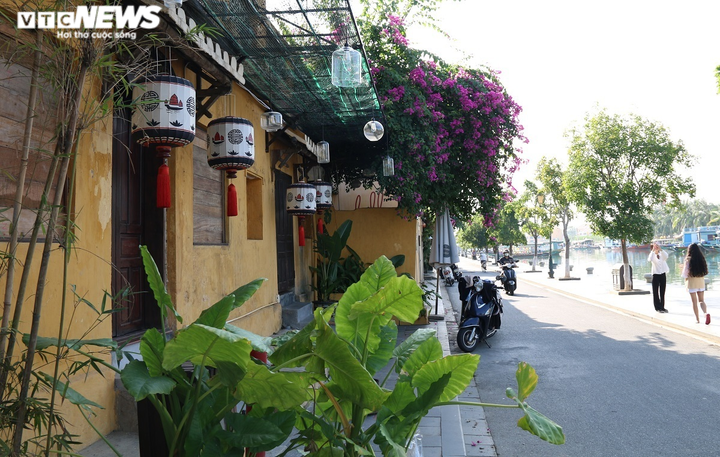 Ảnh: Dỡ lệnh cấm phục vụ tại chỗ, nhà hàng, quán cà phê ở Hội An đóng cửa im lìm - 9