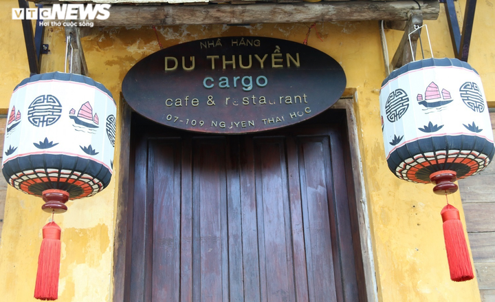 Ảnh: Dỡ lệnh cấm phục vụ tại chỗ, nhà hàng, quán cà phê ở Hội An đóng cửa im lìm - 7