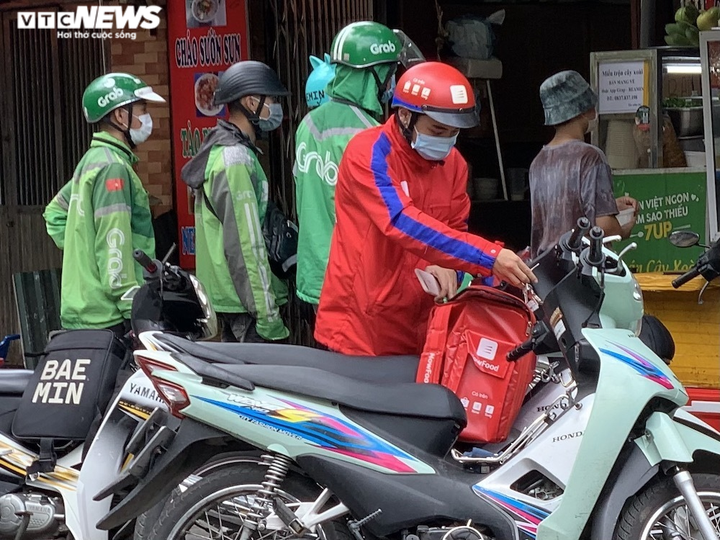Hà Nội: Shipper tấp nập mua đồ cho khách, nhiều người chủ quan không giãn cách - 7