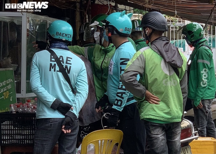 Hà Nội: Shipper tấp nập mua đồ cho khách, nhiều người chủ quan không giãn cách - 1