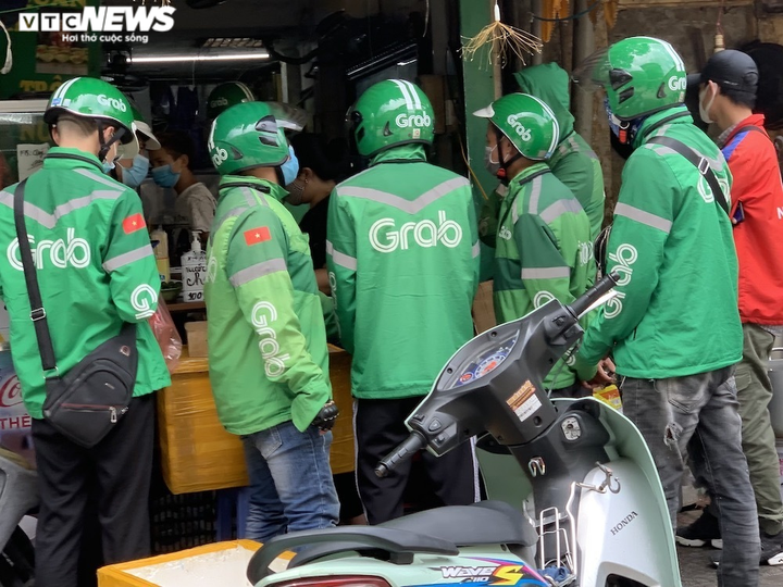 Hà Nội: Shipper tấp nập mua đồ cho khách, nhiều người chủ quan không giãn cách - 3